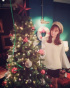 少女時代ユリ、クリスマスツリー前で記念ショット!