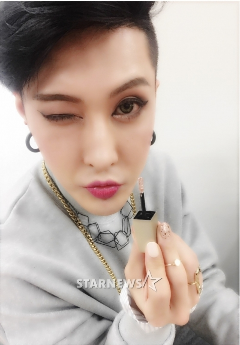 キム・ギス、コスメブランドMACとコラボ