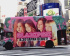 BLACKPINK、日本で本格プロモーション…ラッピングバス広告