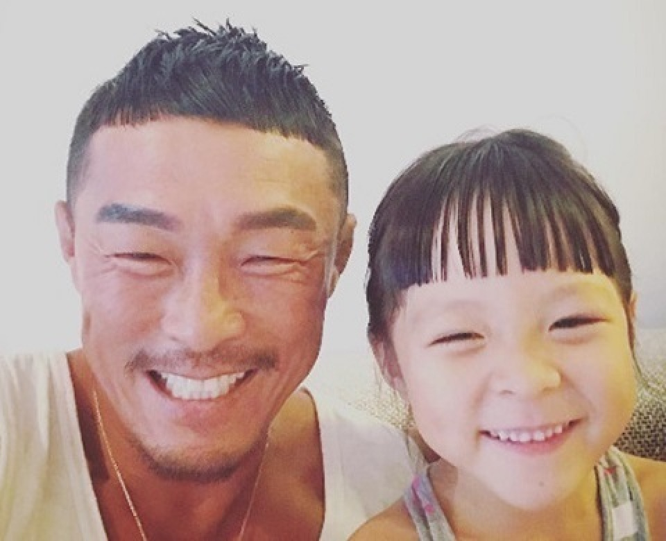 秋山成勲&サラン、笑顔がそっくりな2ショット公開