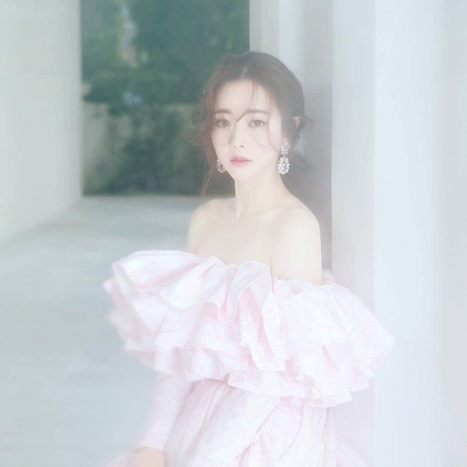 ホン・スア、“女神級”ウェディンググラビアを公開