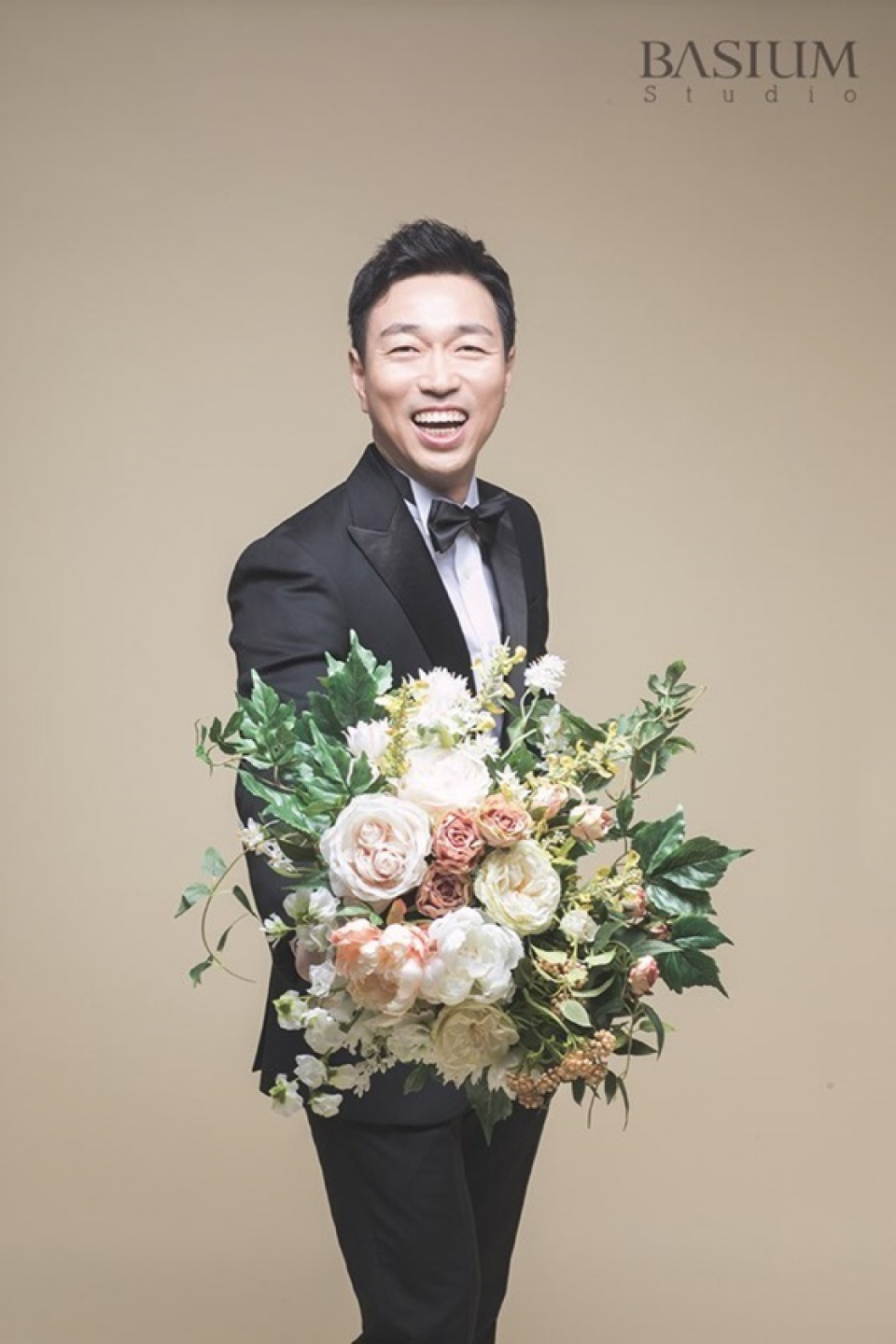 芸人シム・ジェウク、8歳年下の一般人と結婚