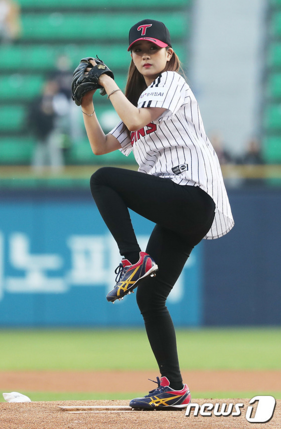 ユン・ボミ、始球式に登場…完ぺきな投球に解説者も絶賛