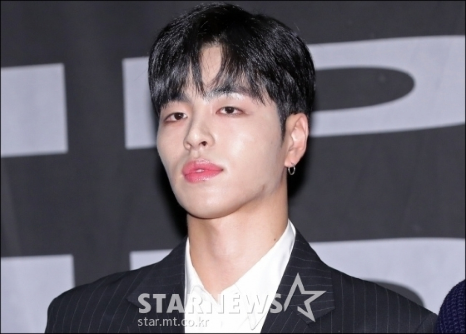 iKONク・ジュネ、記者会見でファンに直接謝罪