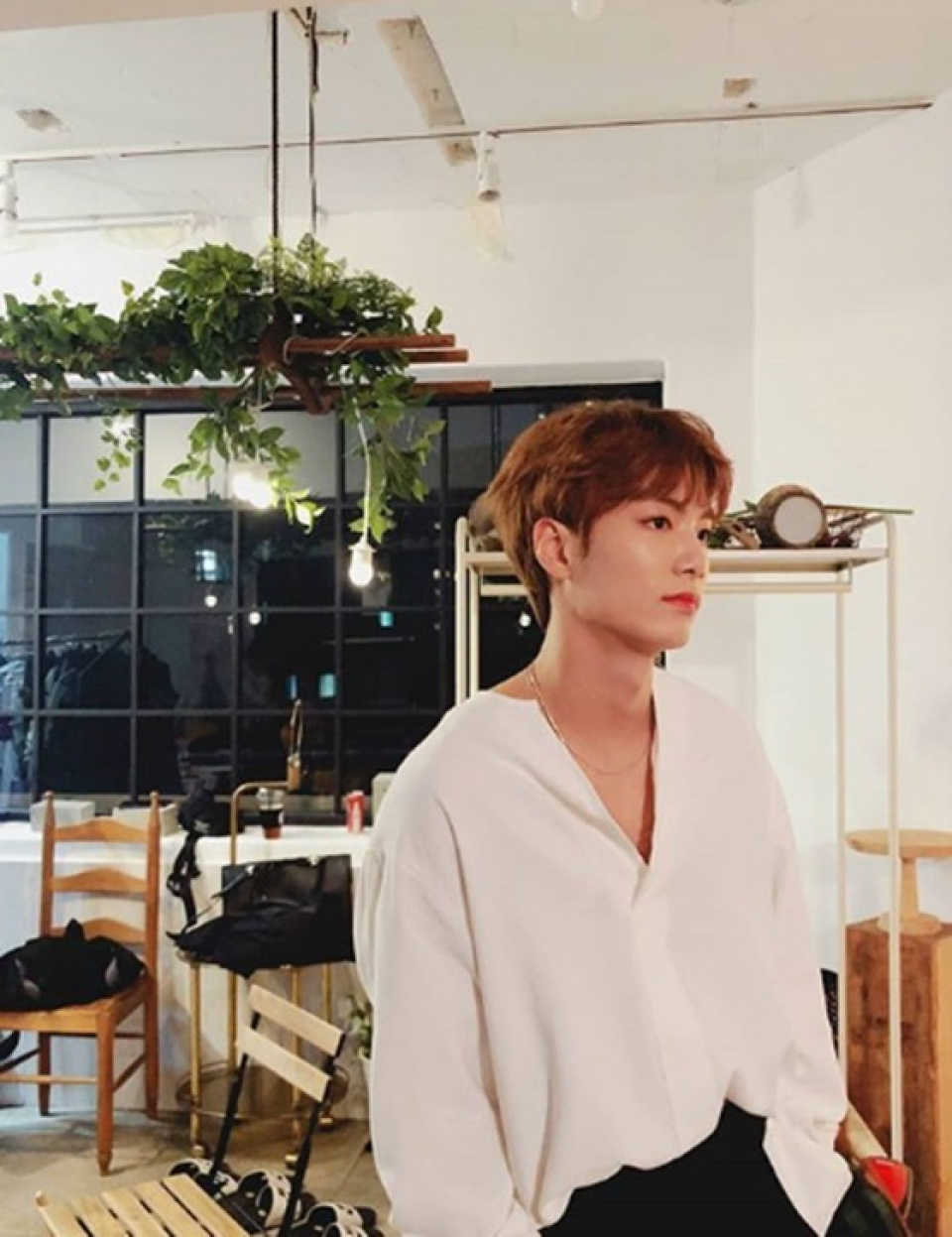 JR、さわやかなシャツ姿でファンを魅了