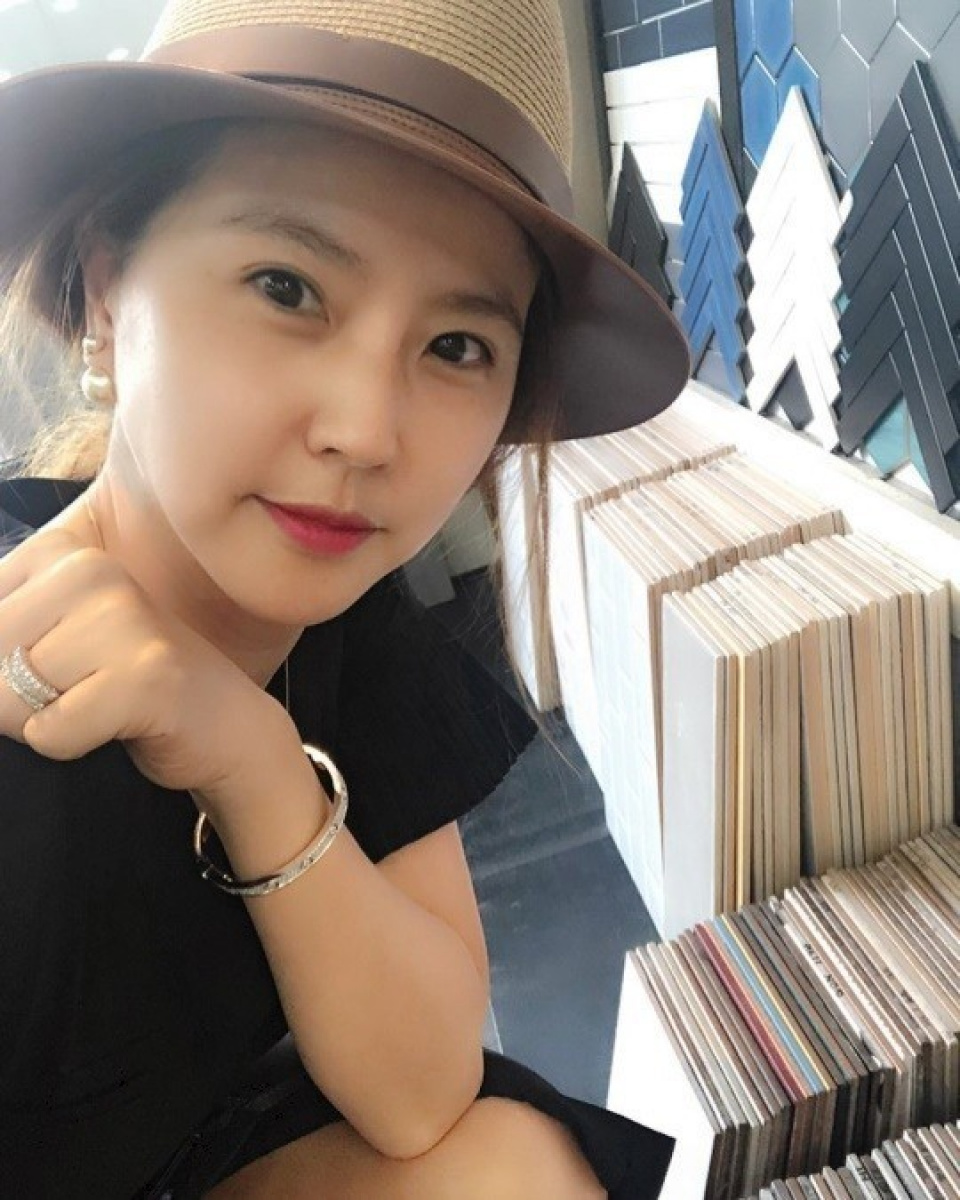 イ・ユンミ、三人の子のママとは思えない美貌が話題