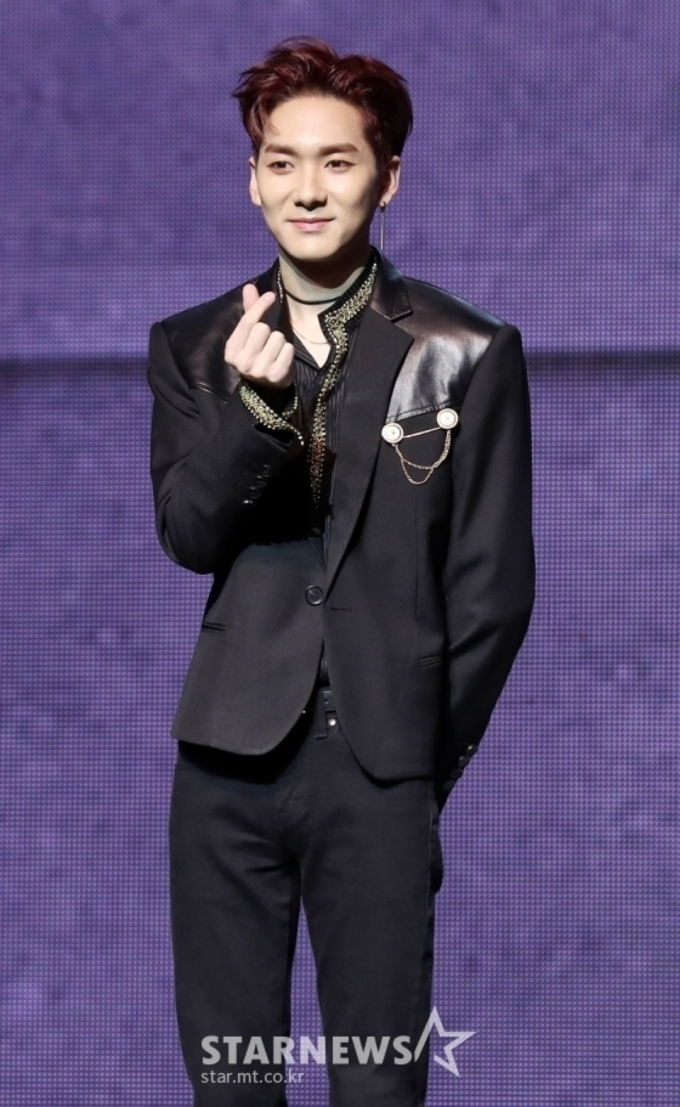 NU'ESTアロン、胃炎にも関わらず機内患者の通訳の善行