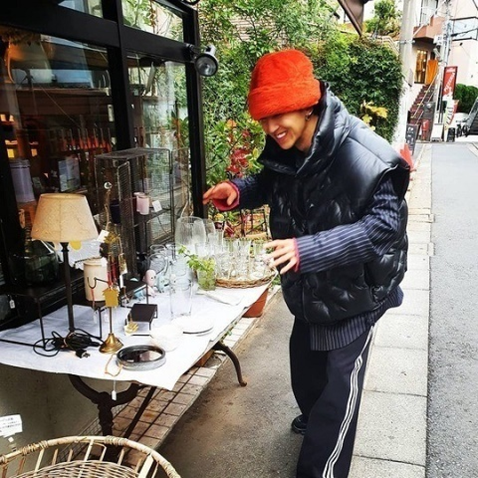 ソン・ミンホ、オールブラック+オレンジニット帽でファッションセンスを誇る