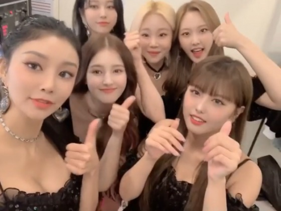 MOMOLAND、メンバー脱退後6人での写真が話題