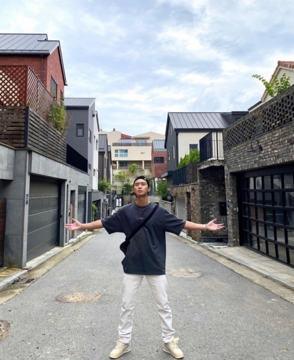 パク・ソジュン、夏空の下での日常を公開