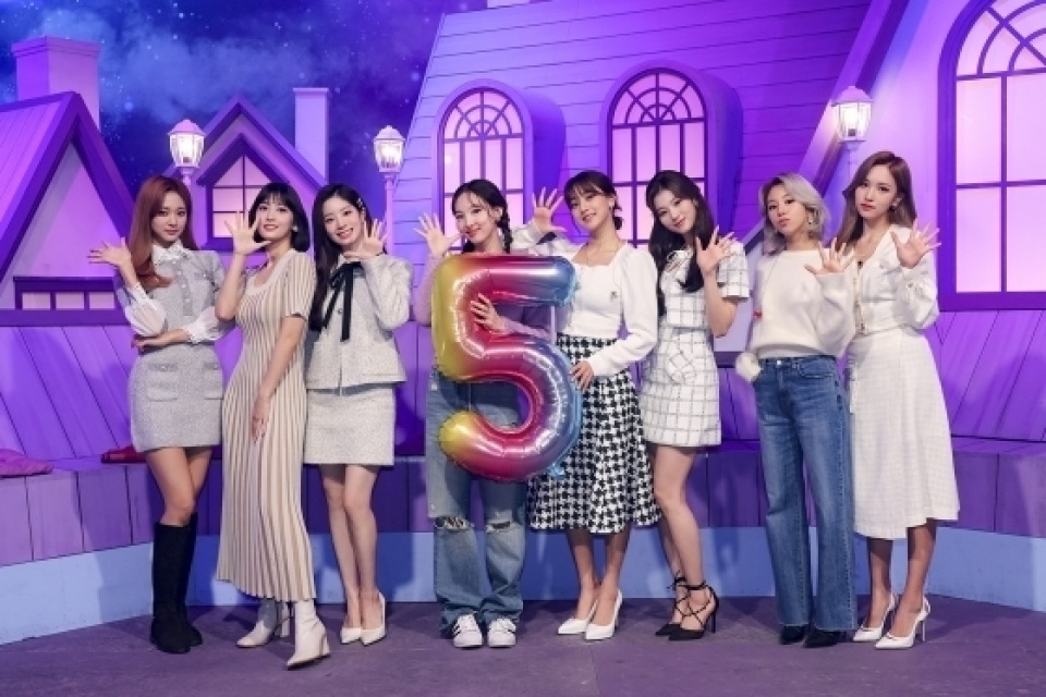  TWICE、デビュー5周年記念スペシャルライブ…「ファンがそばにいてとても幸せ」