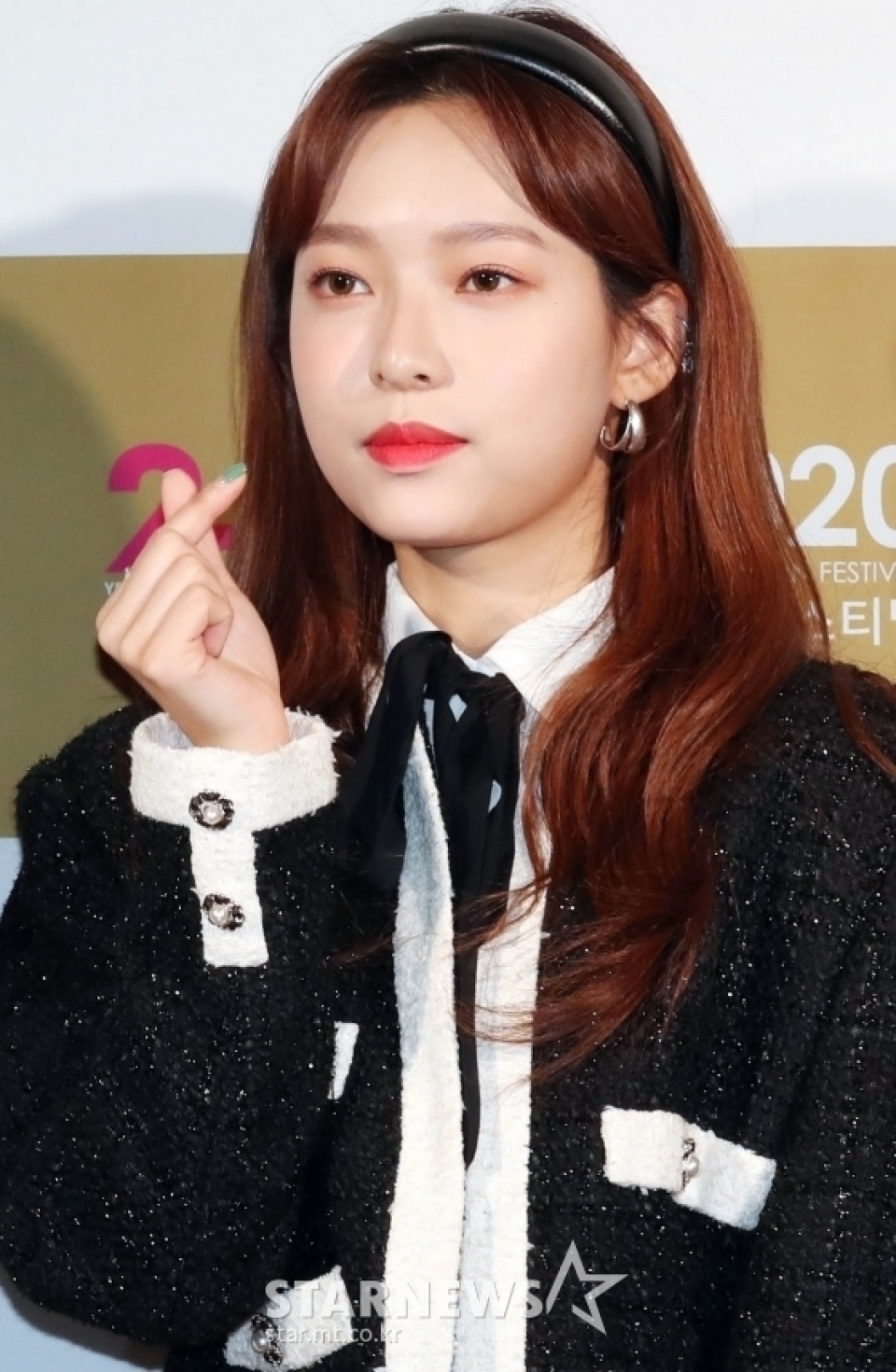 April、また騒動「ヤン・イェナ壁間の騒音、罵詈雑言まで傍若無人」主張
