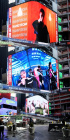 OMEGA X、ニューヨークタイムスクエア大型電光板を装る