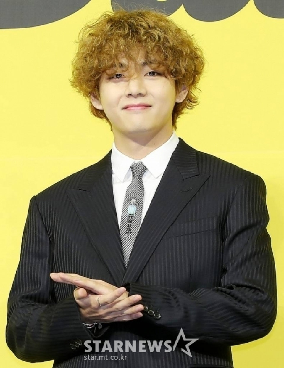 防弾少年団V、コロナ感染「微熱と喉の痛みだけ」