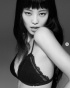 BLACKPINK ジェニー、Calvin Kleinのグラビアで抜群のスタイルをアピール