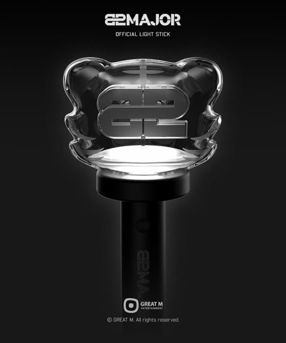 82MAJOR、初の公式ペンライトを発売…ファンミーティングで初披露 | 韓