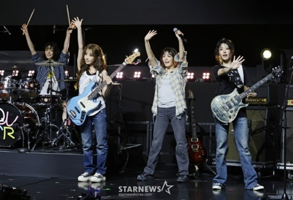 QWER 限定LP レコード Beyond the Discord特典トレカ付き QWER 限定LP レコード Beyond the Discord特典トレカ付き QWER