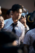 パク・ヘイル、外圧に屈しない記者役…映画「暗殺者（たち）」の新場面写真公開
