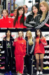 2NE1、トレーニング姿で明洞に登場