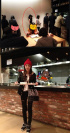 2NE1のDARA、YGエンターテインメントの食堂を訪れている写真を公開