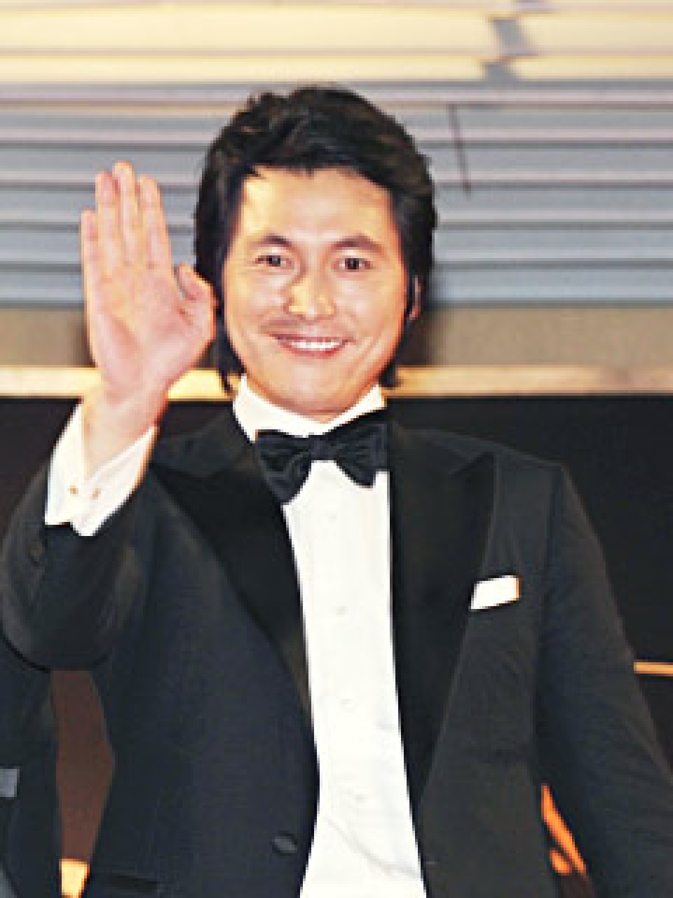 イ・ビョンホン、チョン・ウソン、カンヌで拍手喝采!